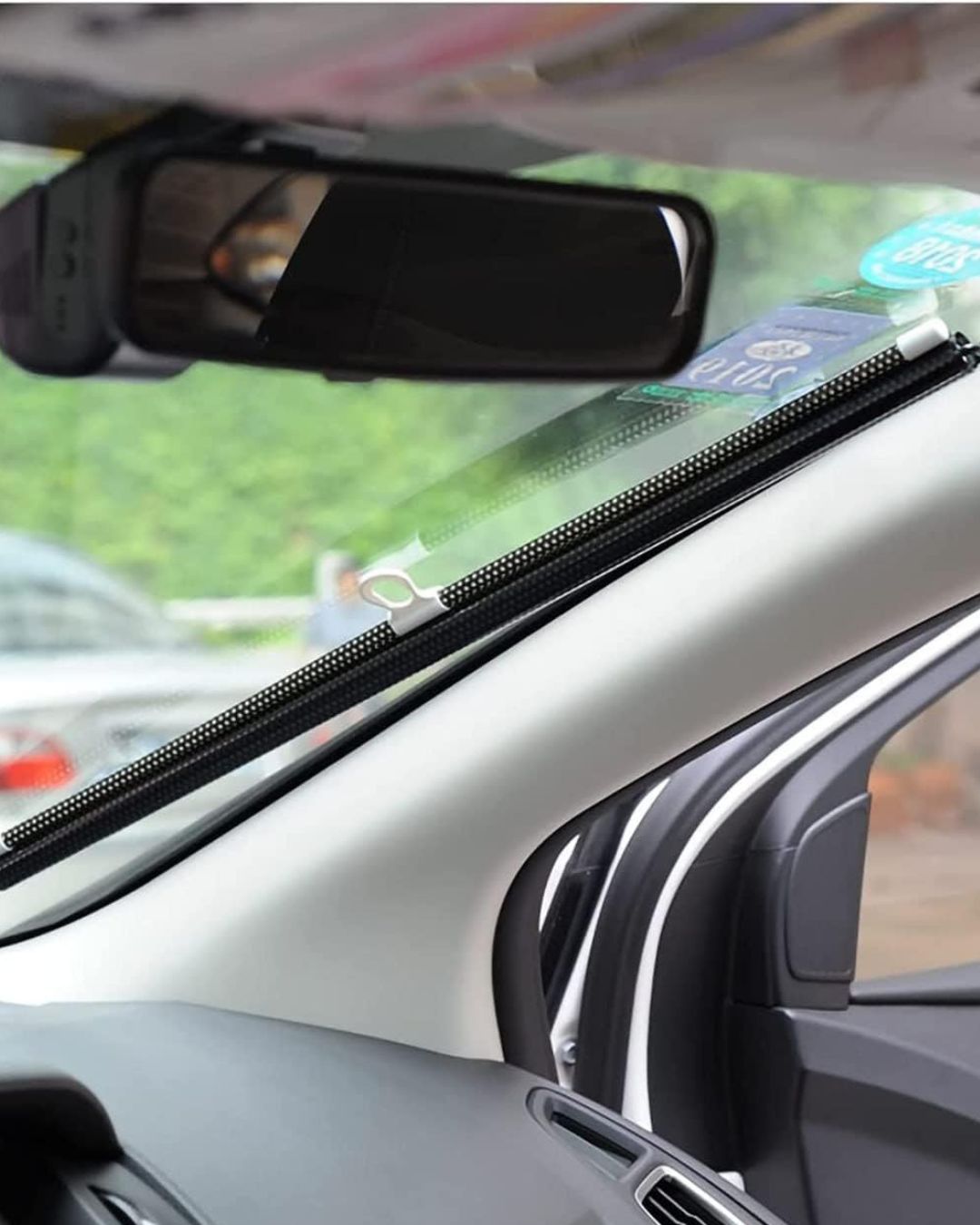 Dotted Retractable Sunshade for Car Windshield